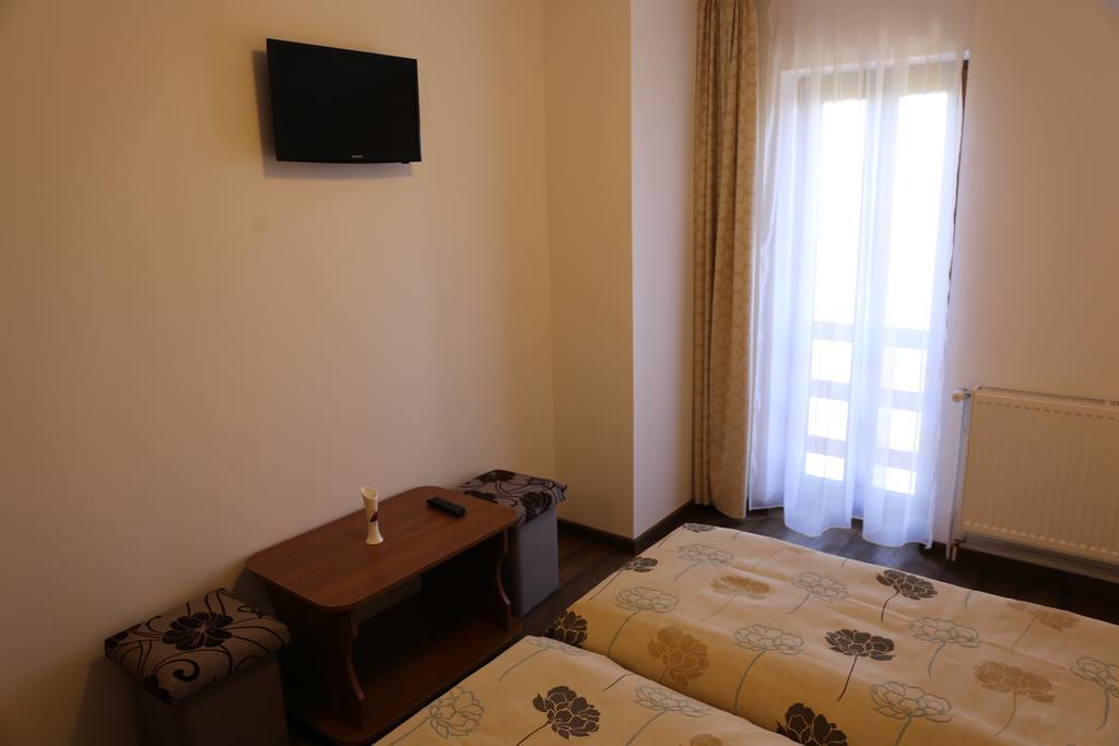 Ezuestfenyo Agroturisztikai Panzio Hotell Borzont Eksteriør bilde