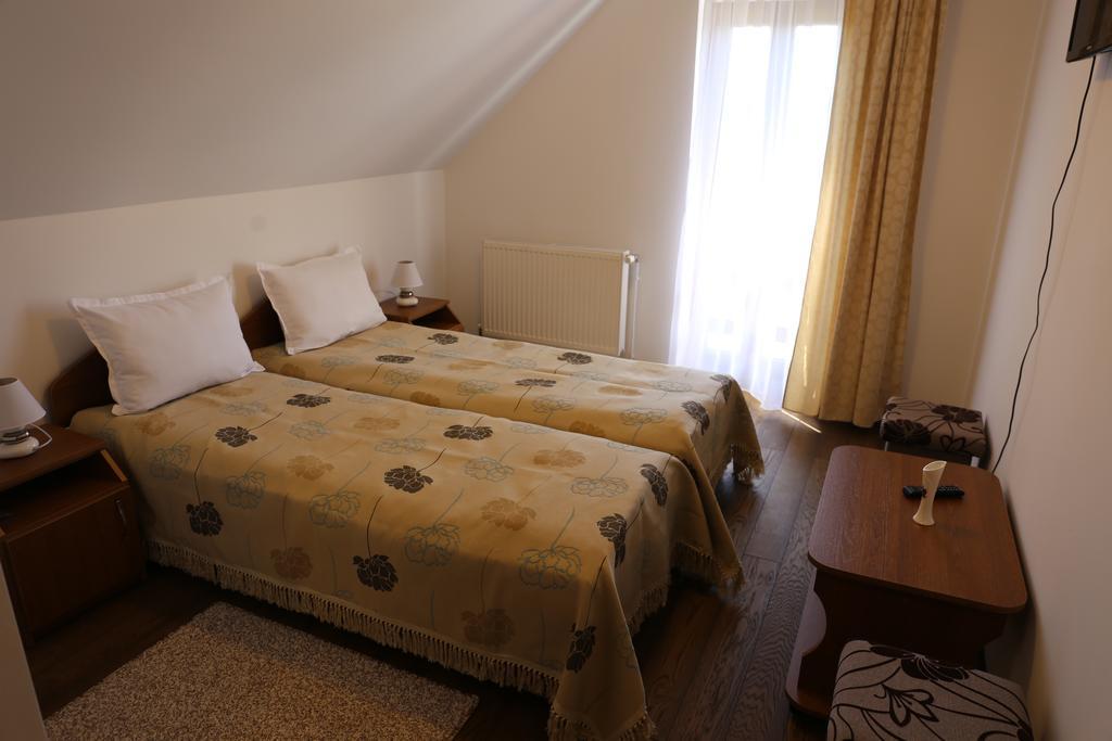 Ezuestfenyo Agroturisztikai Panzio Hotell Borzont Eksteriør bilde