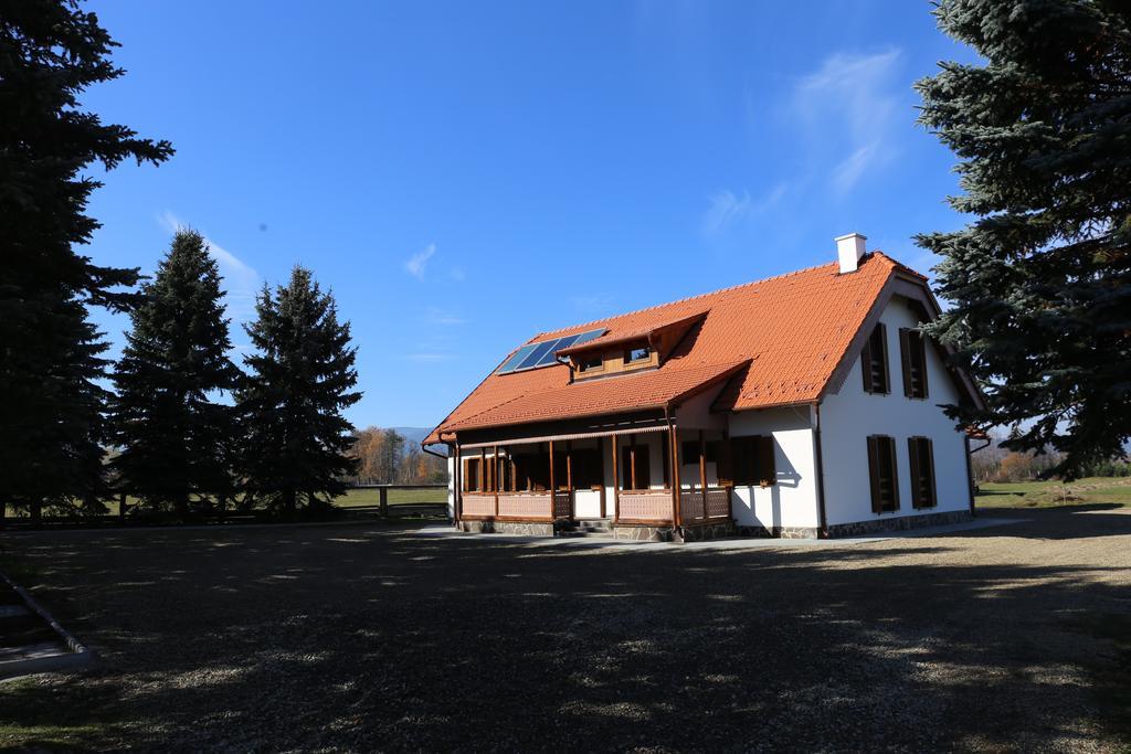 Ezuestfenyo Agroturisztikai Panzio Hotell Borzont Eksteriør bilde